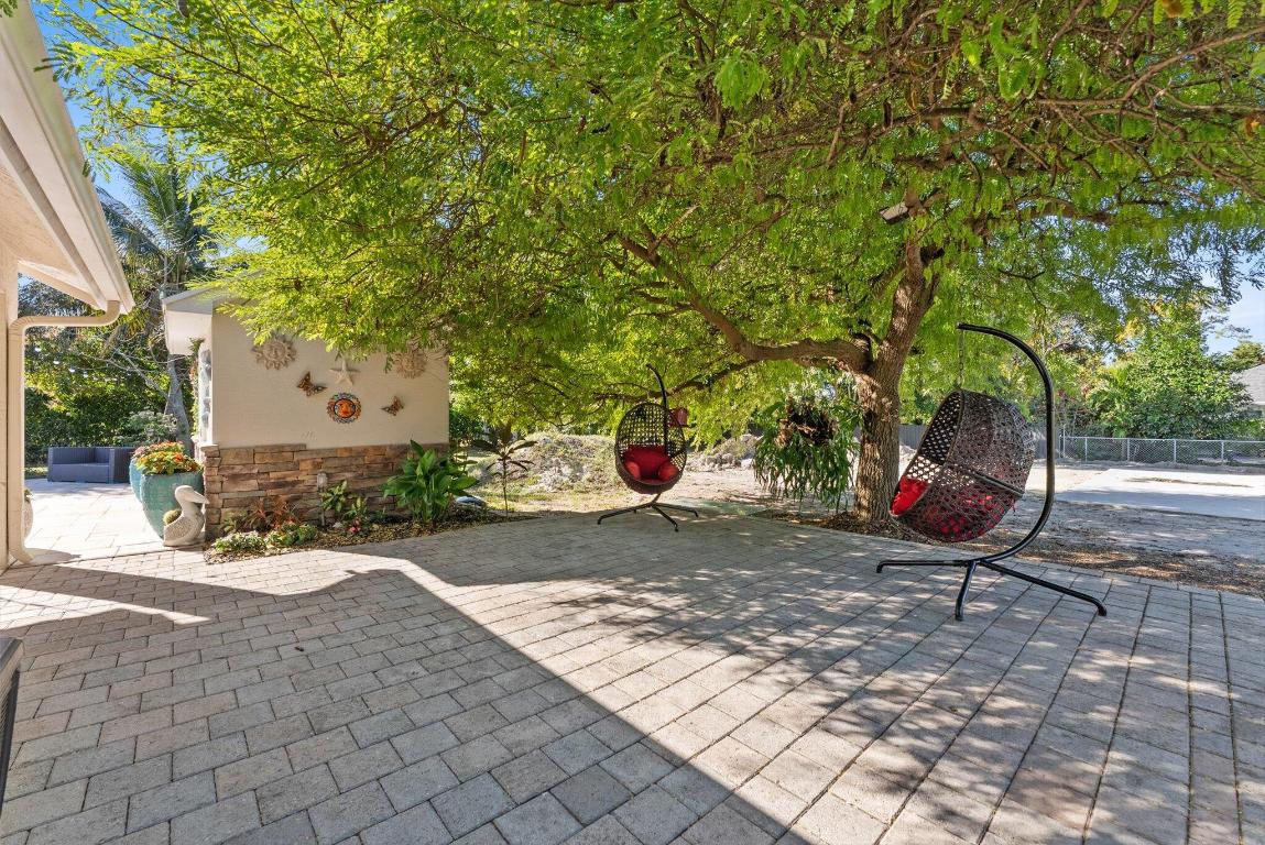 23-42-40~ S 243.6 FT OF N   740.8 FT OF E 205.6 FT - Residential