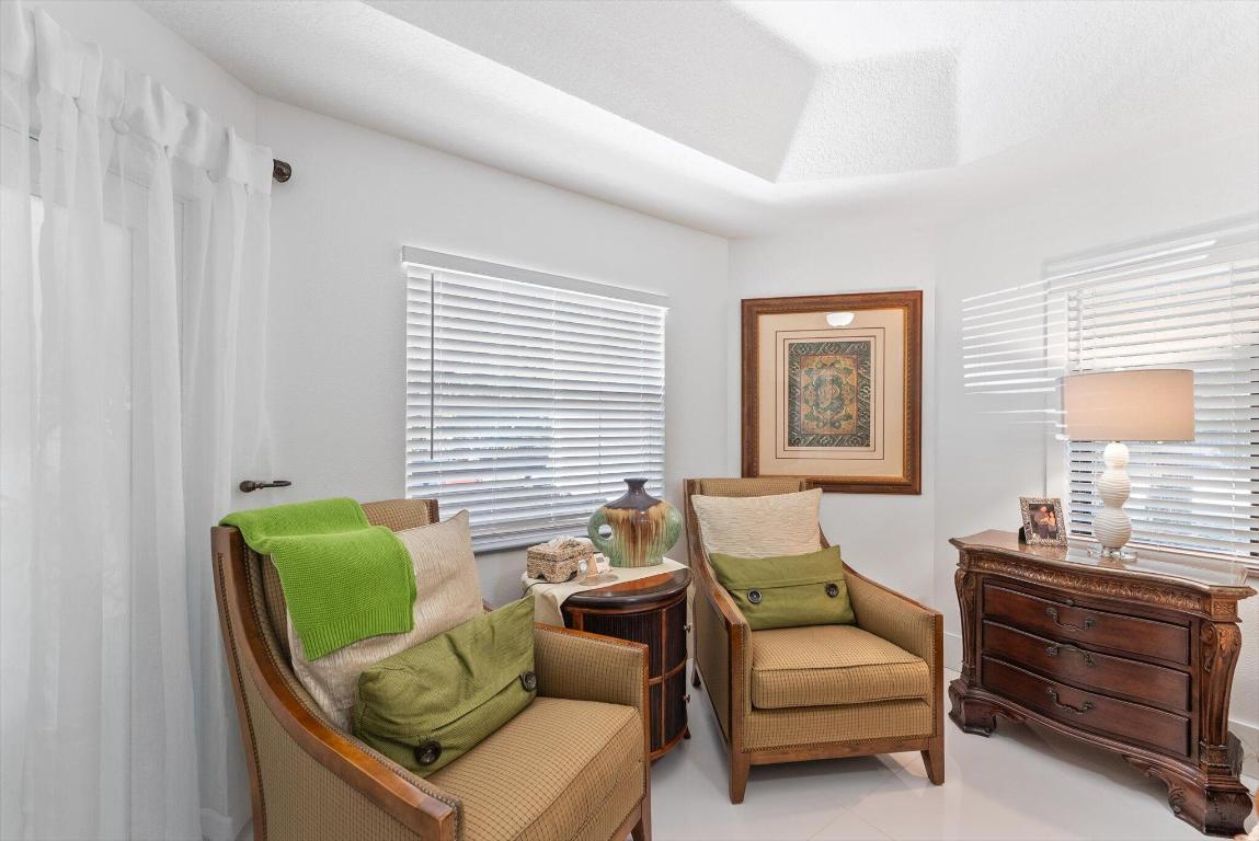 23-42-40~ S 243.6 FT OF N   740.8 FT OF E 205.6 FT - Residential