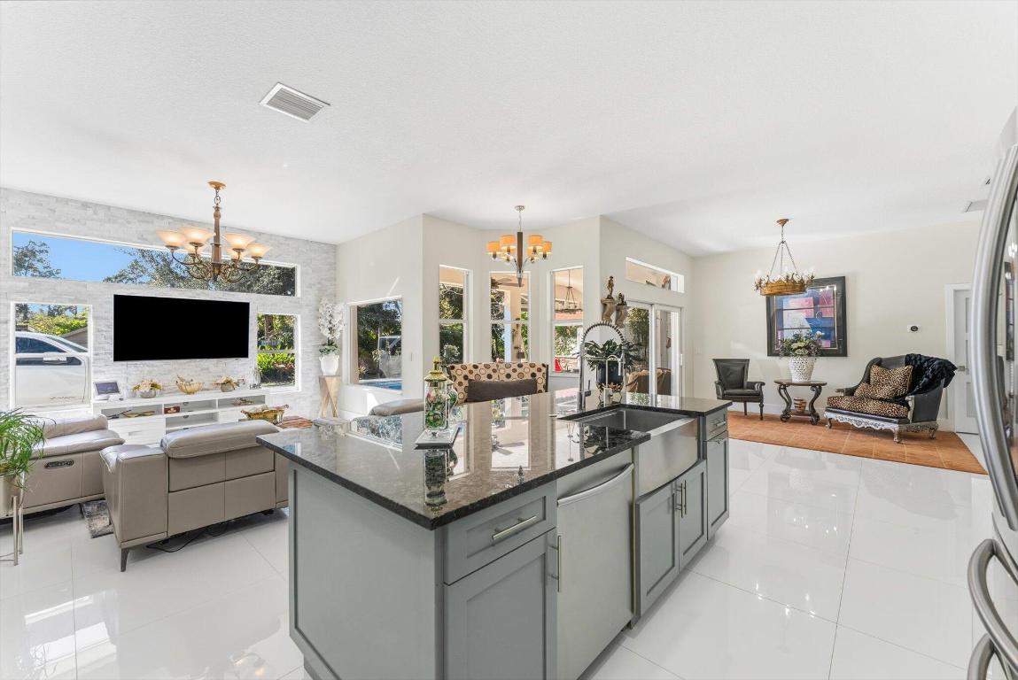 23-42-40~ S 243.6 FT OF N   740.8 FT OF E 205.6 FT - Residential