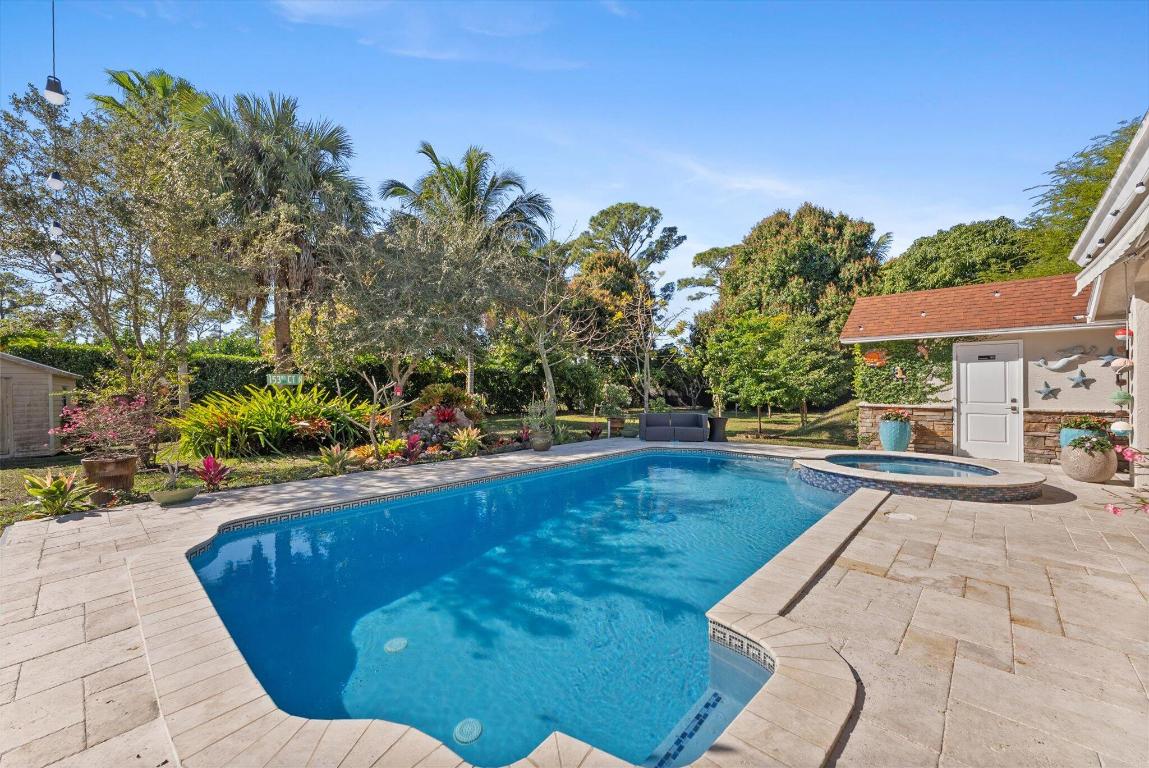 23-42-40~ S 243.6 FT OF N   740.8 FT OF E 205.6 FT - Residential