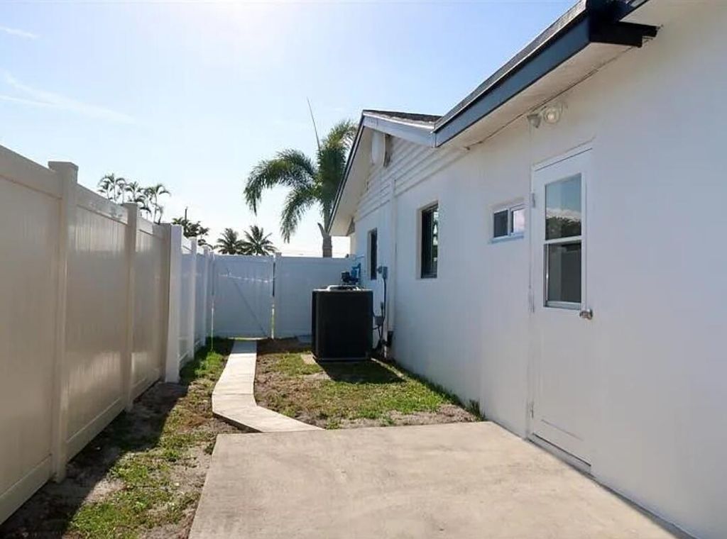 Photo of 436 Fontana Drive, Palm Springs, FL 33461 (MLS # B26026784)