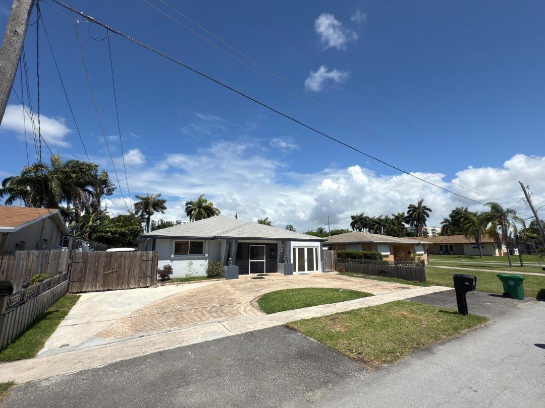 Charming East Dania Home,Completily Remodeled Incredible has a completely independent apartment,,High end stainless steel appliances and custom cabinets and a . House is located close to Dania Beach and the Ft Lauderdale Airport and close to shopping areas and schools