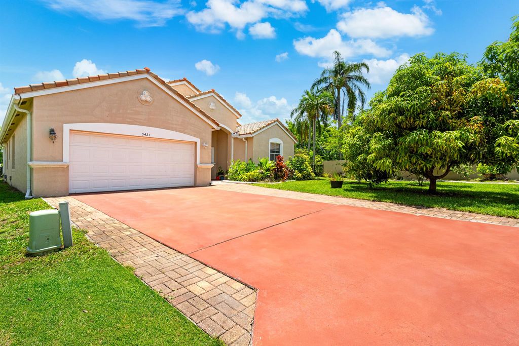 Photo of 9424 Lago Drive, Boynton Beach, FL 33472 (MLS # R11118858)