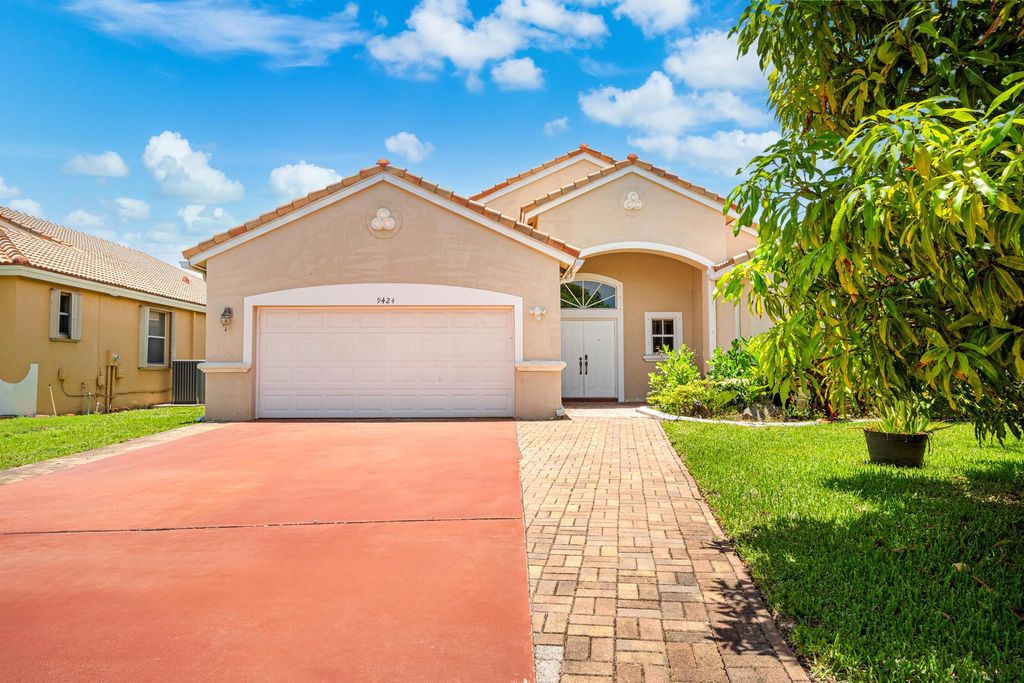 Photo of 9424 Lago Drive, Boynton Beach, FL 33472 (MLS # R11118858)