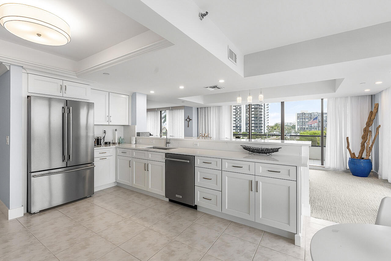 OLD PORT COVE LAKE POINT TOWER CONDO - Residential