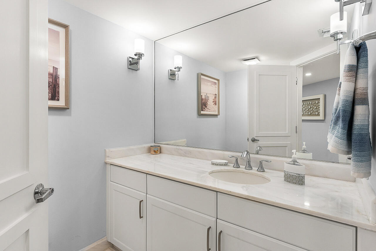 OLD PORT COVE LAKE POINT TOWER CONDO - Residential