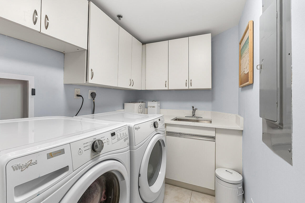 OLD PORT COVE LAKE POINT TOWER CONDO - Residential