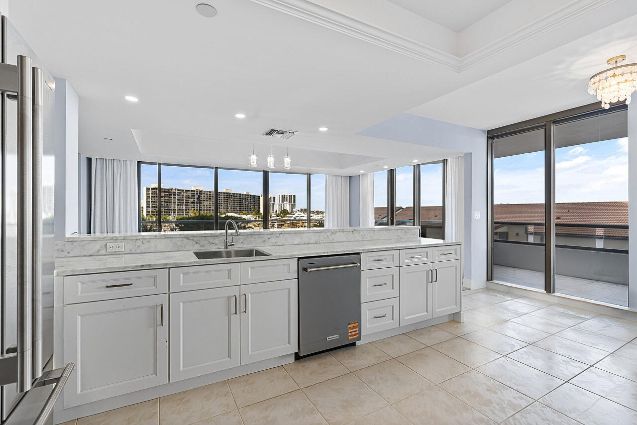 OLD PORT COVE LAKE POINT TOWER CONDO - Residential