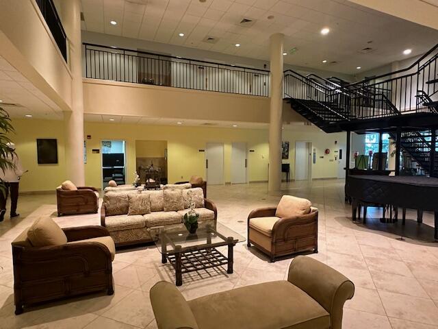 VILLAGE ROYALE GREENDALE CONDO - Residential