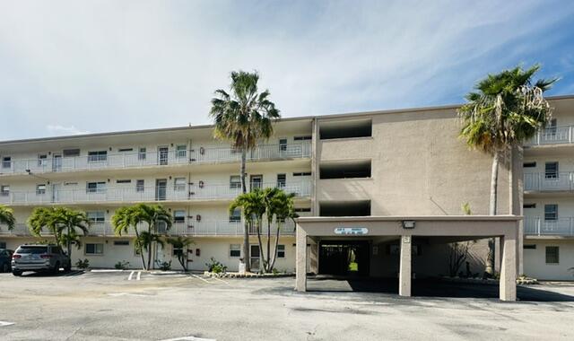 VILLAGE ROYALE GREENDALE CONDO - Residential