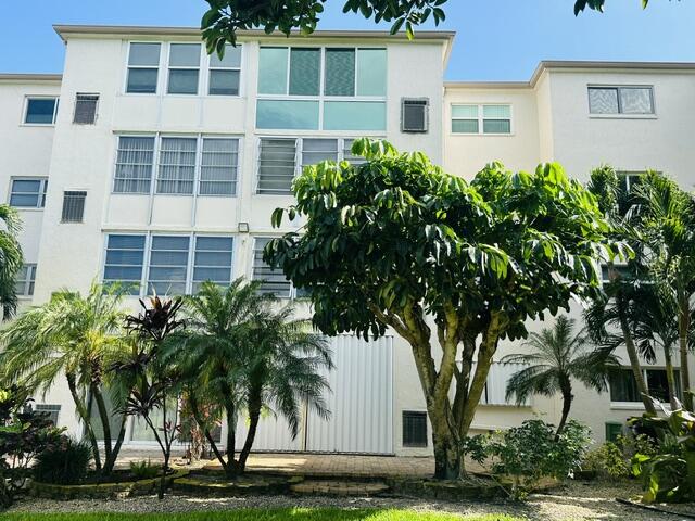 VILLAGE ROYALE GREENDALE CONDO - Residential