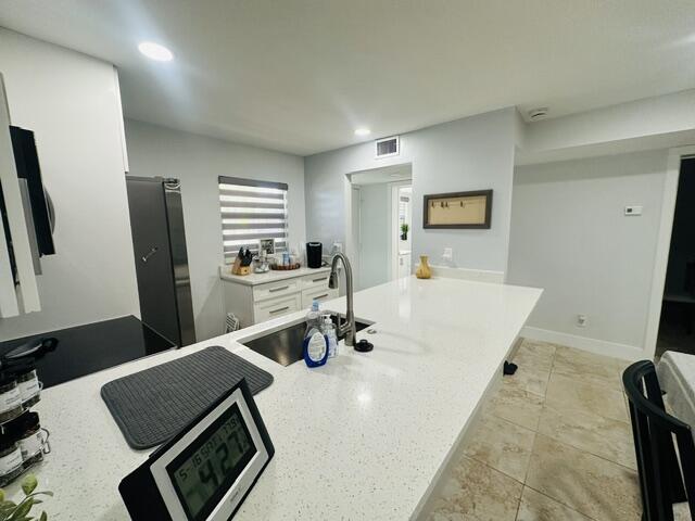 VILLAGE ROYALE GREENDALE CONDO - Residential