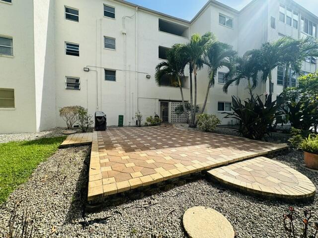 VILLAGE ROYALE GREENDALE CONDO - Residential