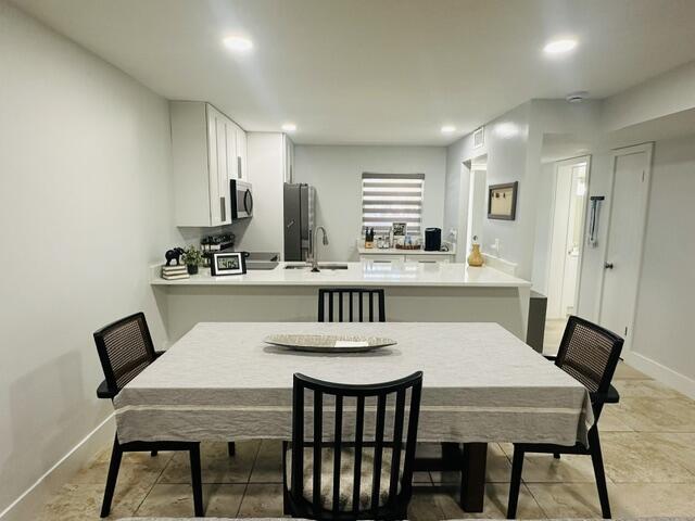 VILLAGE ROYALE GREENDALE CONDO - Residential