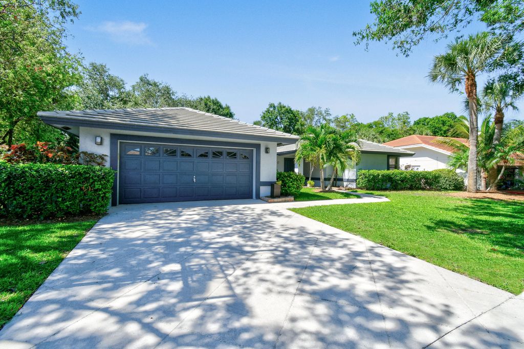 Photo of 6611 Winding Lake Drive, Jupiter, FL 33458 (MLS # R10990185)