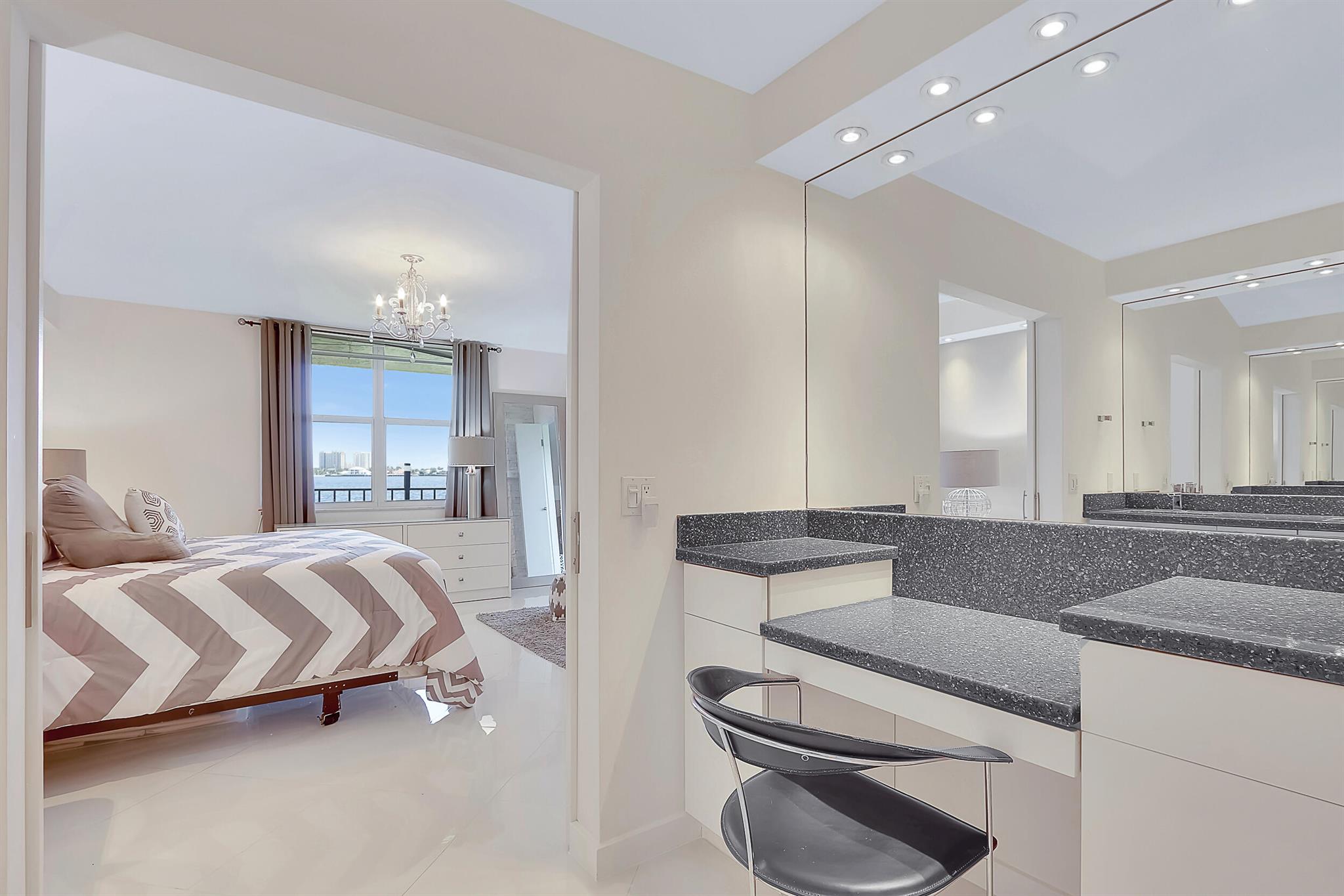 Lake Harbour Towers - Residential