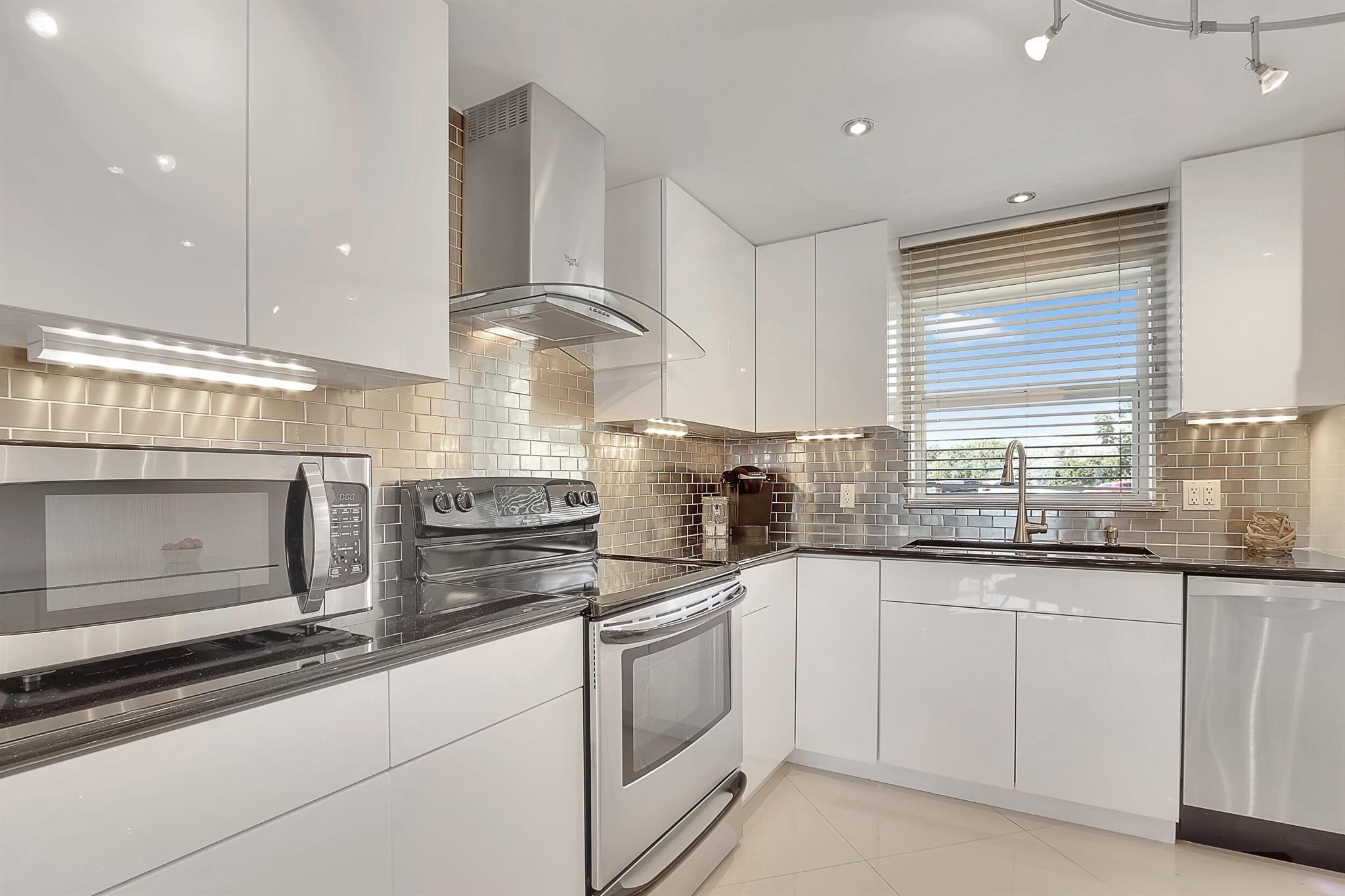 Lake Harbour Towers - Residential