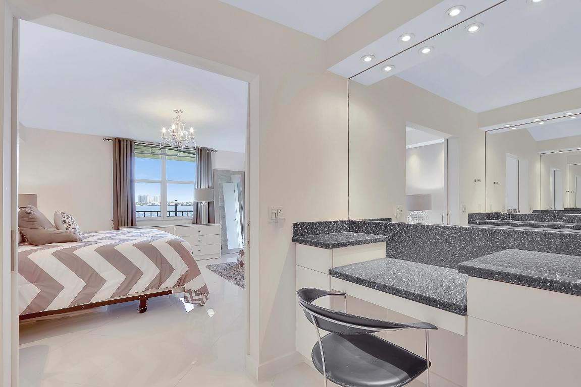 Lake Harbour Towers - Residential