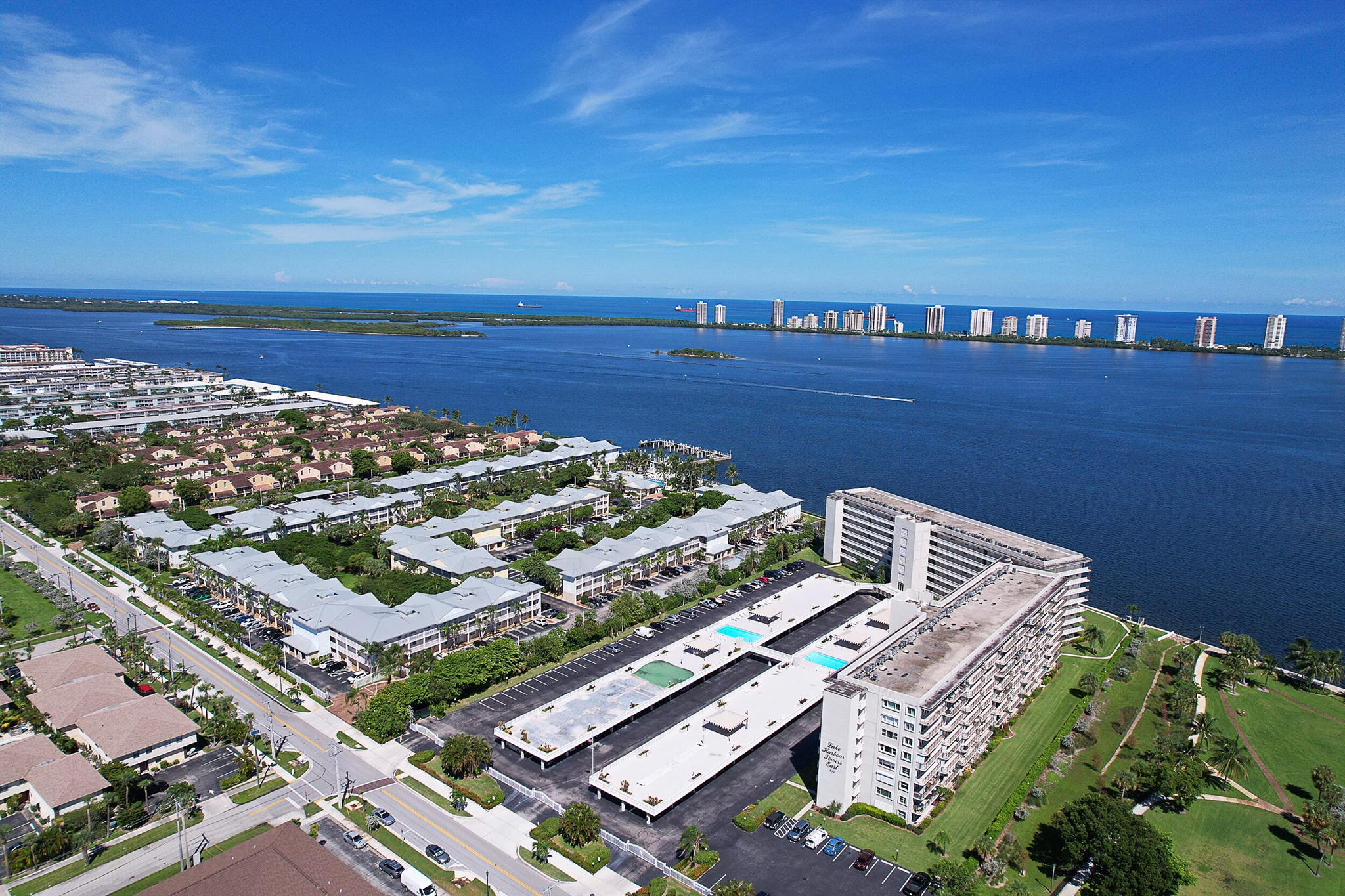 Lake Harbour Towers - Residential