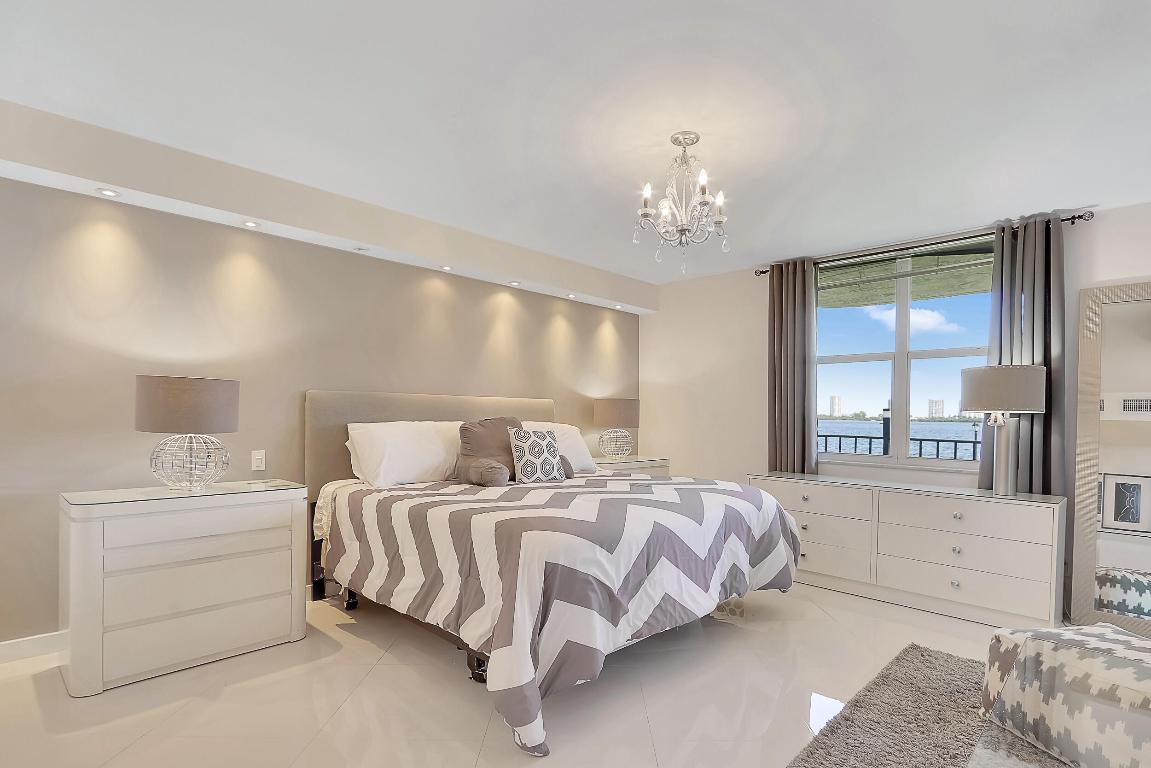 Lake Harbour Towers - Residential