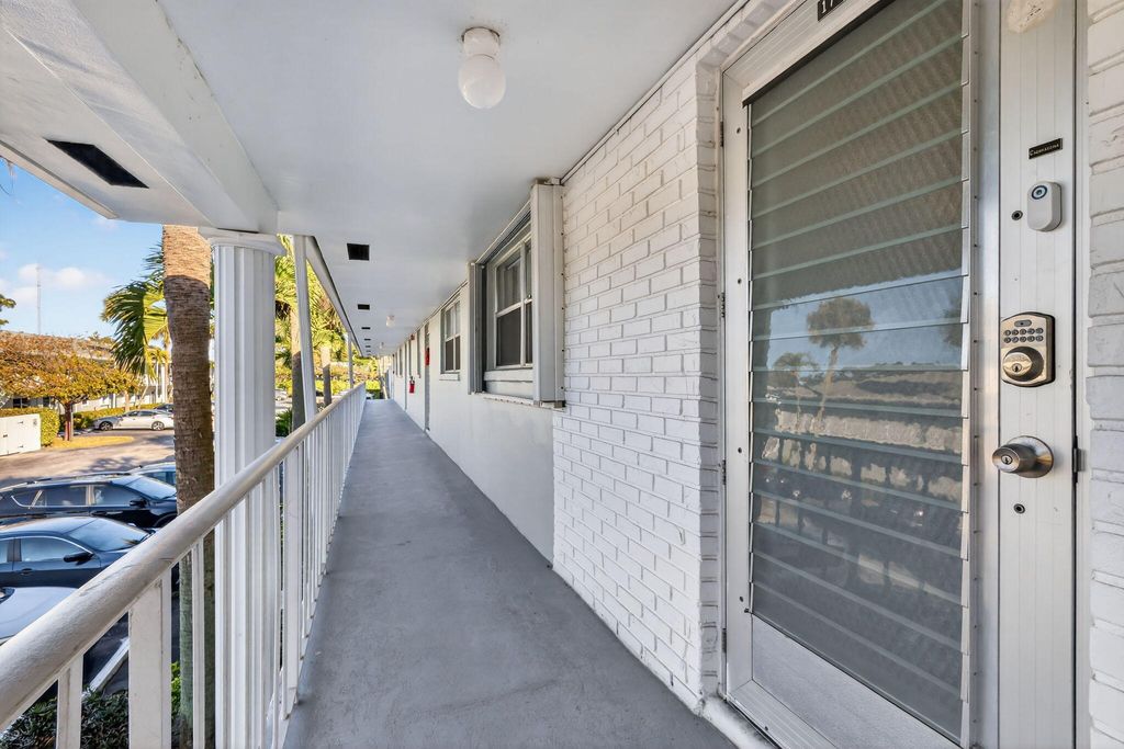 Photo of 2760 SW 22nd Avenue #1708, Delray Beach, FL 33445 (MLS # R11162311)