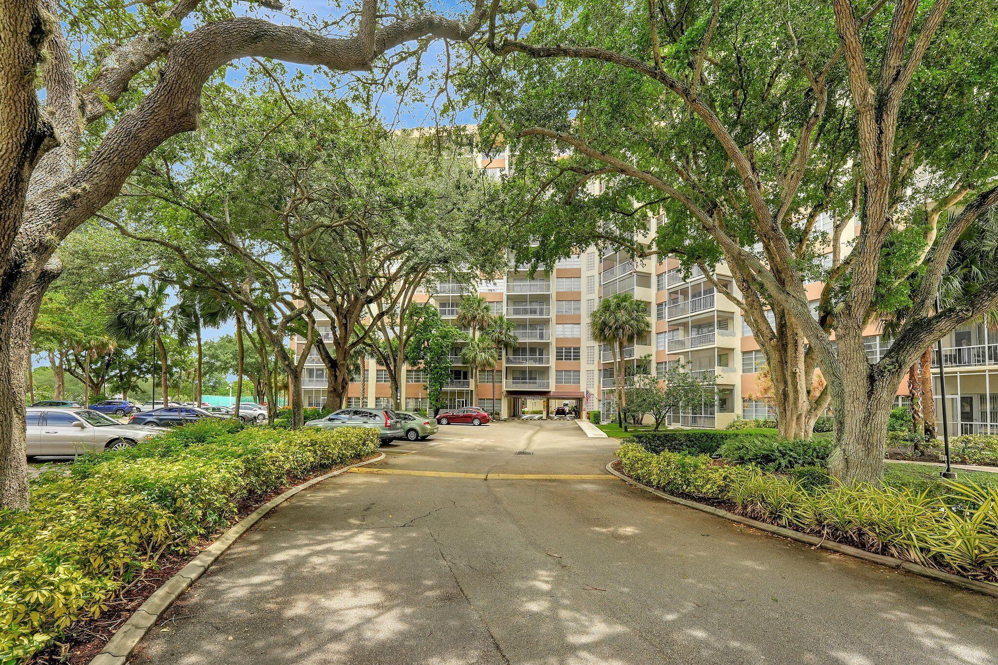 COUNTRY CLUB TOWER OF COR - Residential
