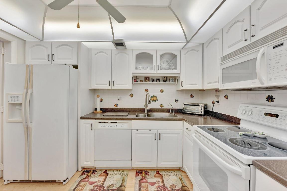 COUNTRY CLUB TOWER OF CORAL - Residential