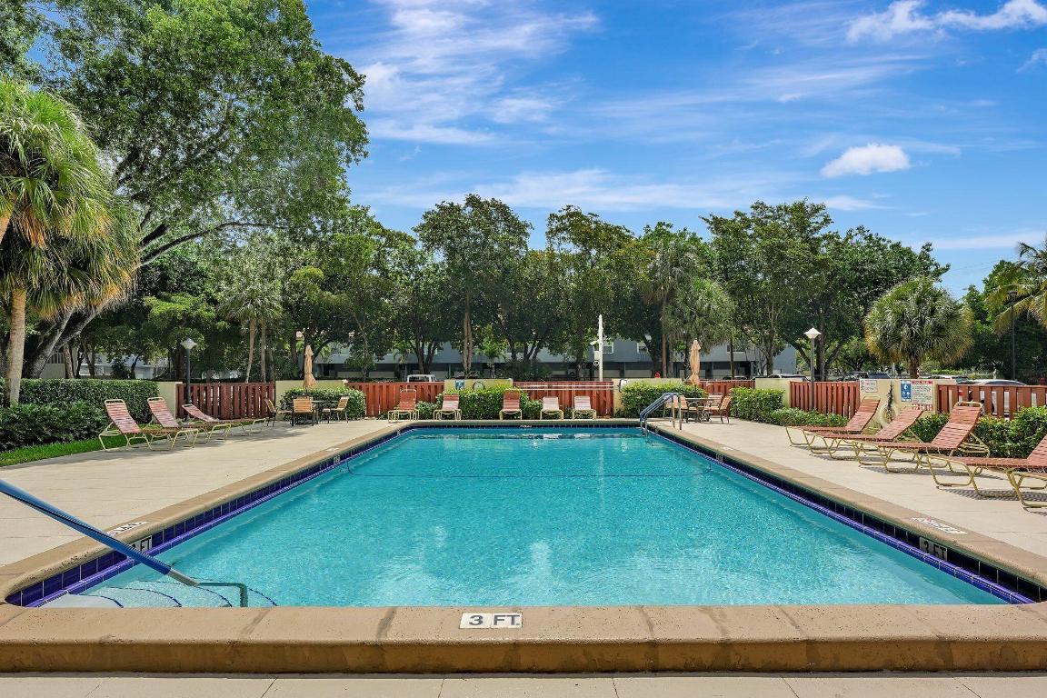 COUNTRY CLUB TOWER OF CORAL - Residential