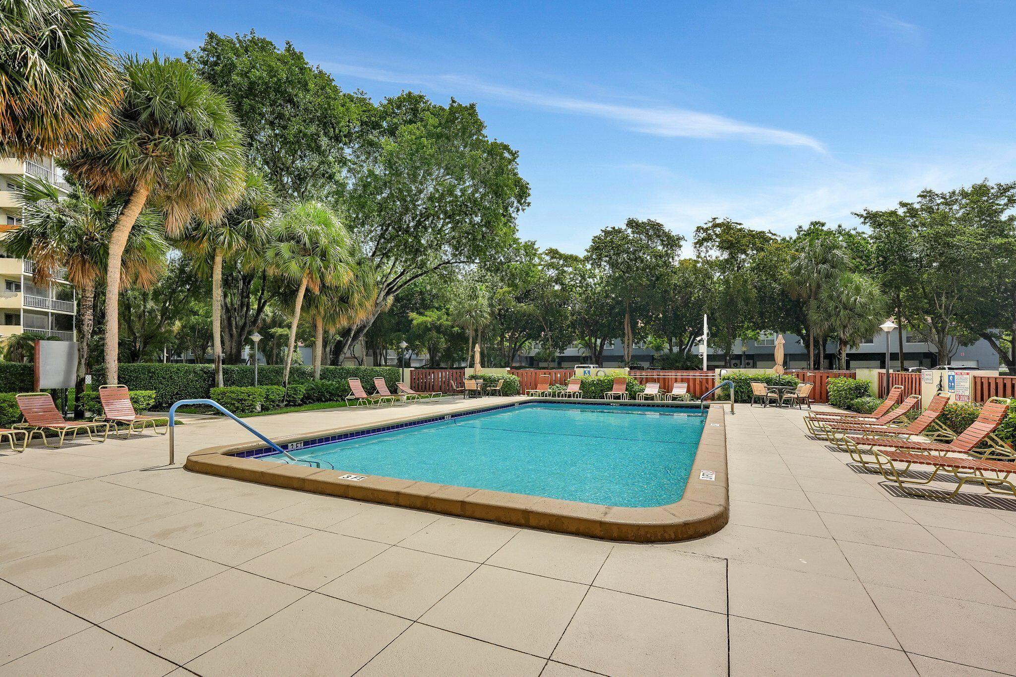 COUNTRY CLUB TOWER OF CORAL - Residential