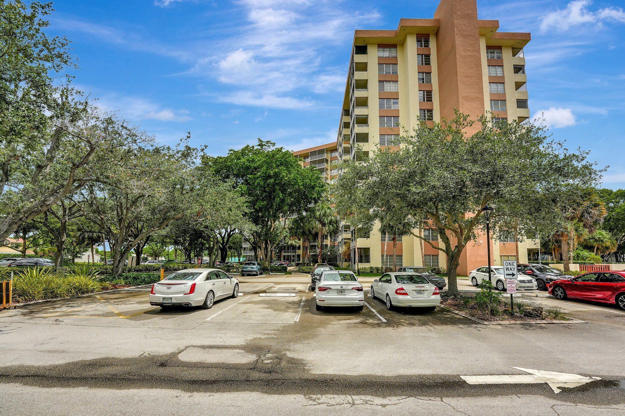 COUNTRY CLUB TOWER OF COR - Residential