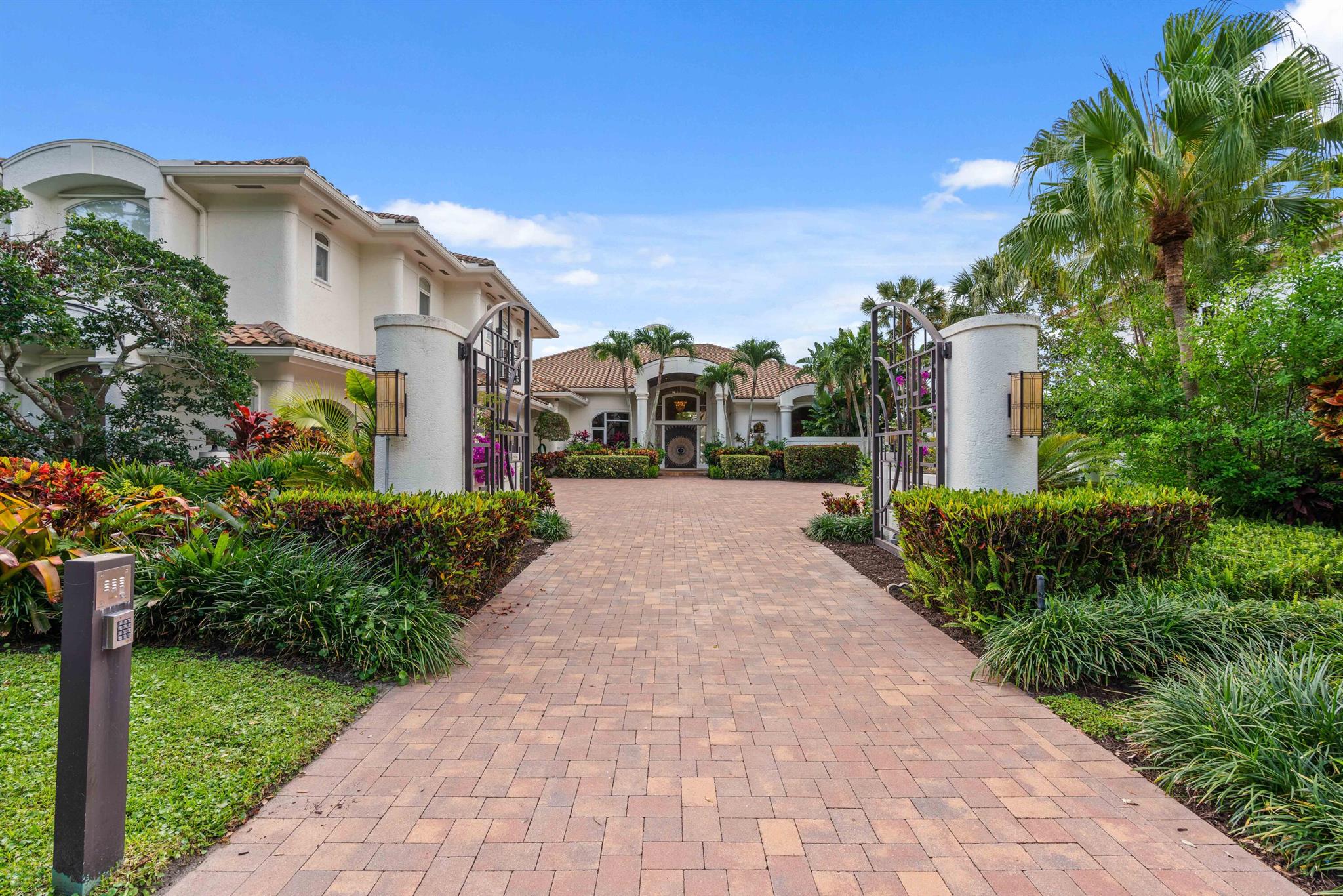 ADMIRALS COVE - Residential