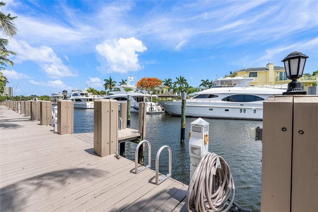 SEMINOLE LAKE TOWNHOMES - Residential