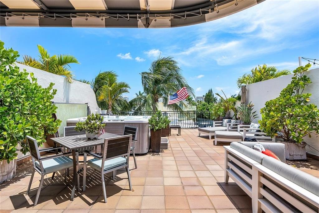 SEMINOLE LAKE TOWNHOMES - Residential