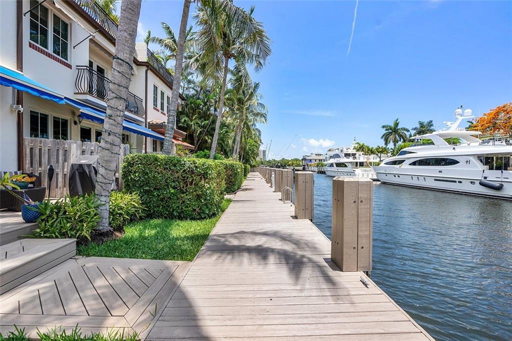 SEMINOLE LAKE TOWNHOMES - Residential