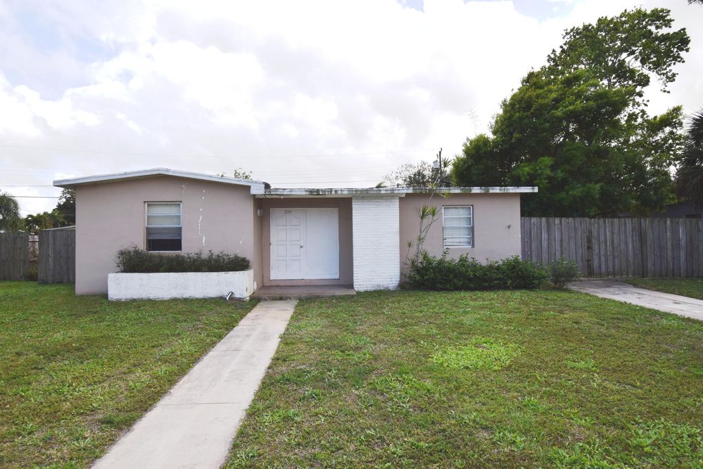 Photo of 224 SE Prima Vista Boulevard, Port Saint Lucie, FL 34983 (MLS # R10777691)