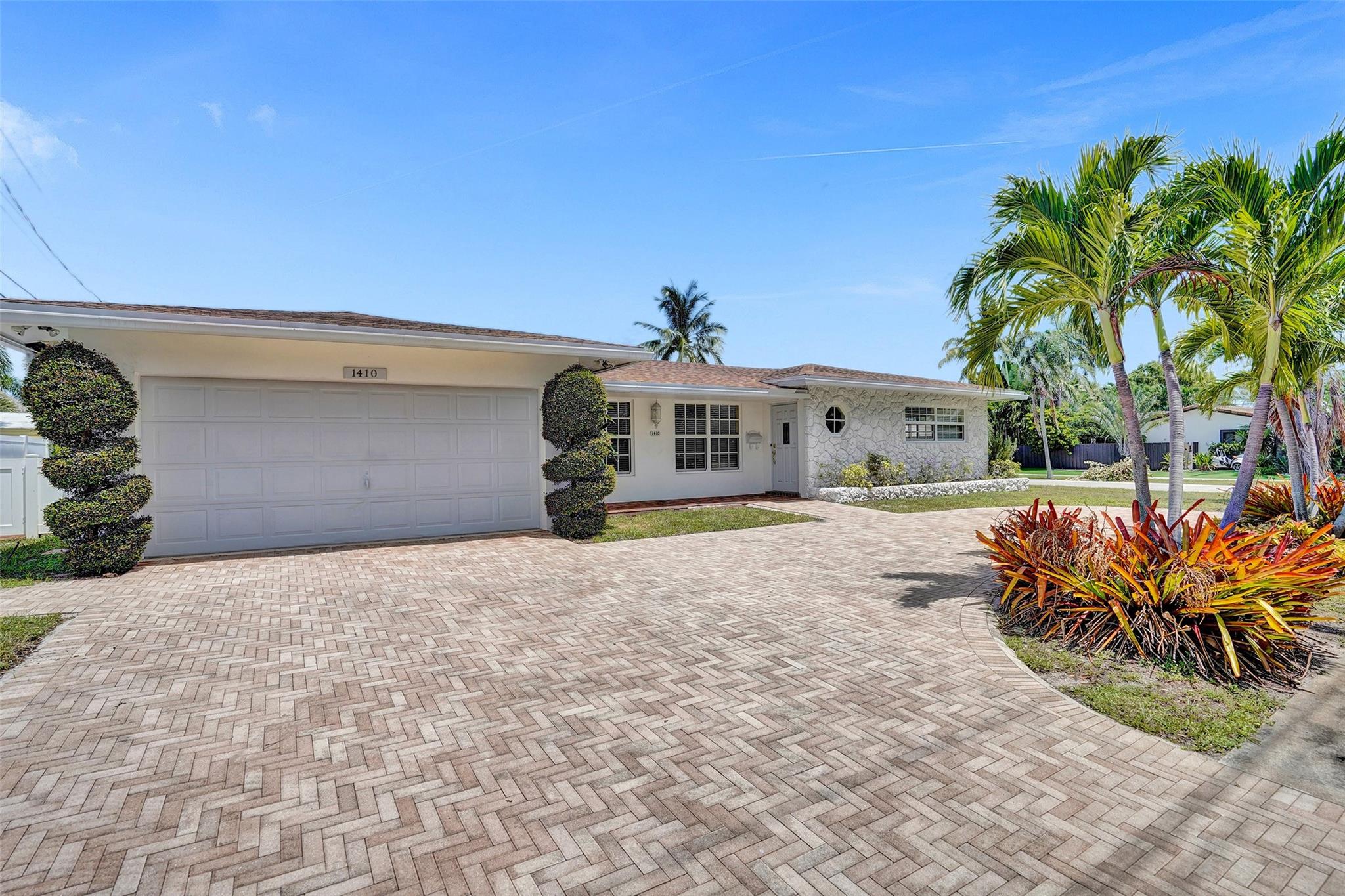 LOCATED IN DESIRABLE COVE IN DEERFIELD BEACH W/ DOMED SCREENED POOL.. CORNER LOT W/ CIRCULAR DRIVEWAY & 2 CAR GARAGE. HOME HAS 3-4 YEAR OLD SHINGLE ROOF. MAIN HOME ( NOT FLORIDA ROOM) FEATURES IMPACT GLASS WINDOWS. NEW WHITE PVC FENCE IN REAR. KITCHEN & BATHROOMS IN ORIGINAL CONDITION. KITCHEN HAS BREAKFAST ROOM. MINUTES TO BEACH & INTRACOASTAL. SQUARE FOOTAGE IS TAKEN FROM TAX ROLLS & NOT VERIFIED. COULD BE A LITTLE GEM W/ SOME TLC.