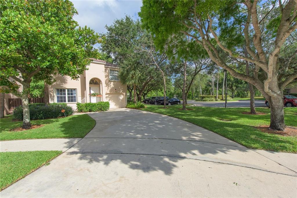 Desirable Fountain Springs. 3 bedroom/2.5 bathroom with all new appliances, granite counters, completely fenced in yard & accordion hurricane shutters. Extra long driveway at end of street. Community pool, spa, & kiddie pool. Close to shops, malls, restaurants, major highways & schools.