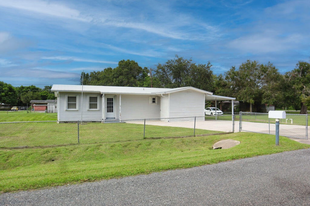 Photo of 902 Echo Street, Fort Pierce, FL 34982 (MLS # R11023105)