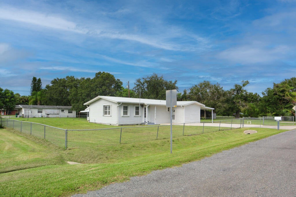 Photo of 902 Echo Street, Fort Pierce, FL 34982 (MLS # R11023105)