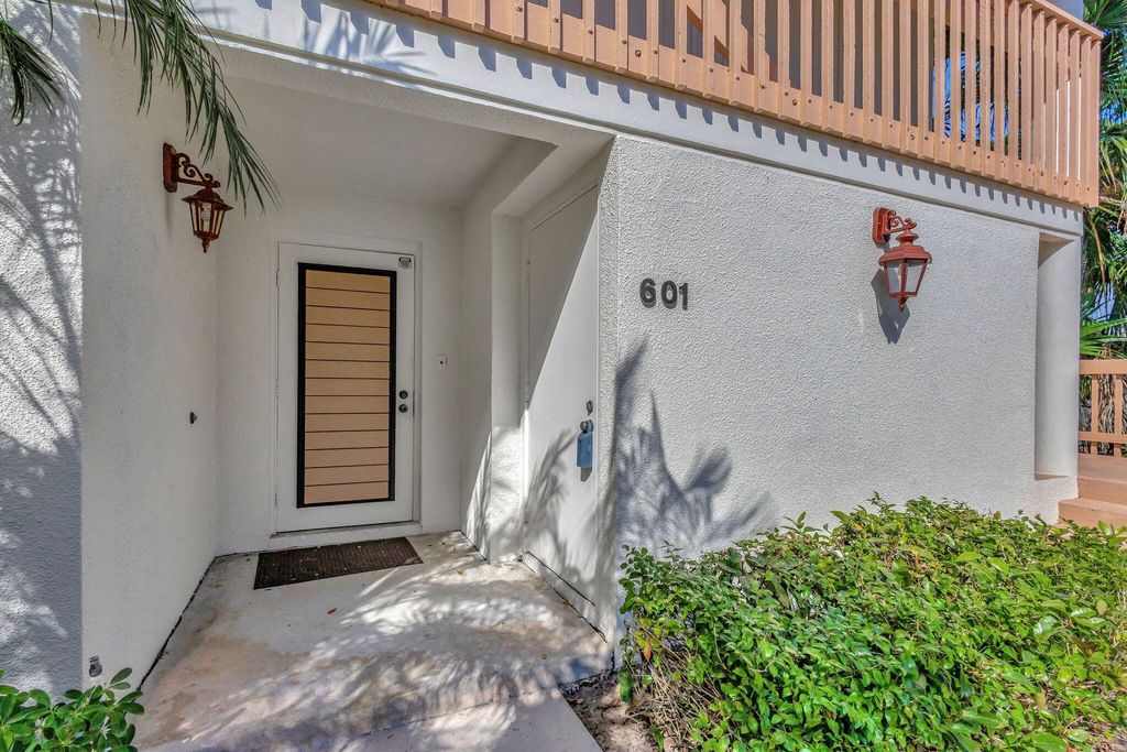 Photo of 601 Brackenwood Cove, Palm Beach Gardens, FL 33418 (MLS # R11040317)