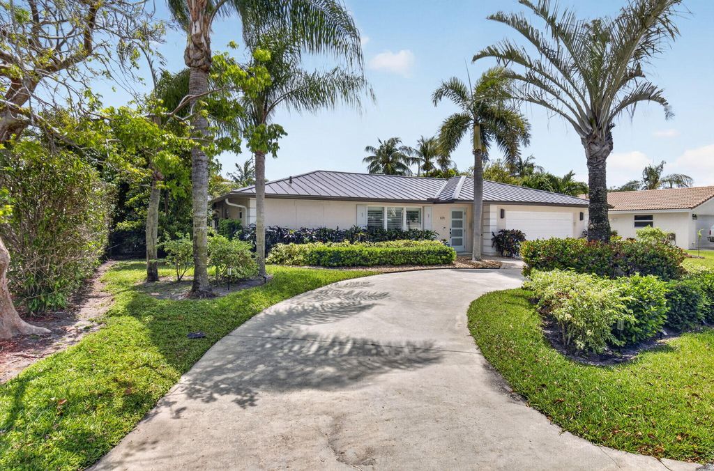Photo of 618 Sunshine Drive, Delray Beach, FL 33444 (MLS # B26015149)