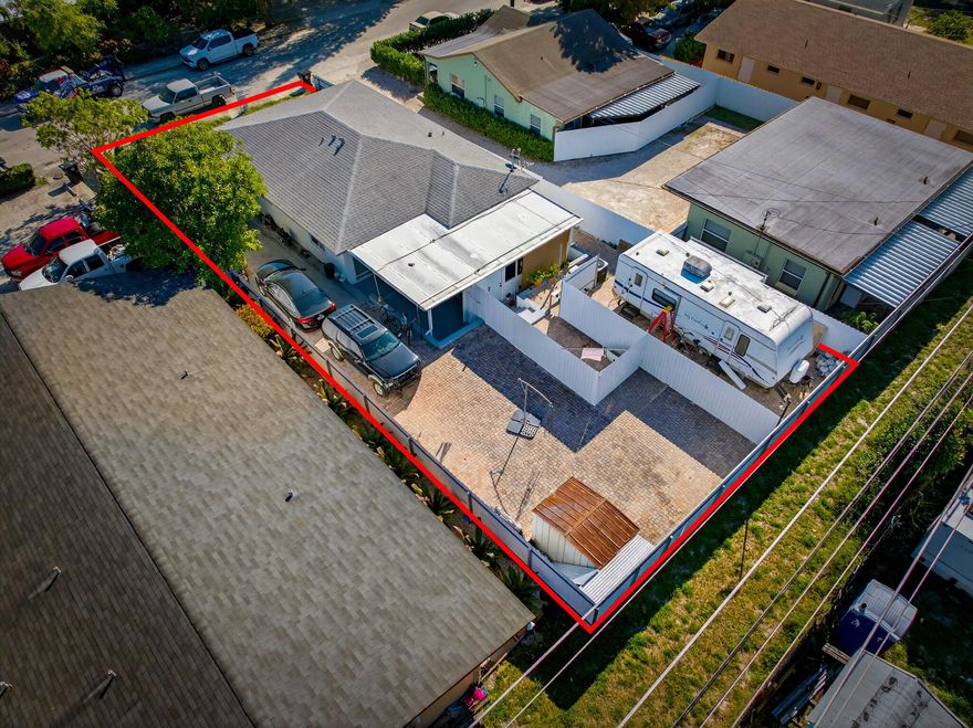 Great opportunity in Lake Worth with incredible potential! Perfect for a first-time homebuyer or investor, this property is conveniently located near I-95, shopping centers, local markets, schools, and a variety of restaurants. Situated in a growing area, this home offers great potential to make it your own. Don't miss the chance to come see this property