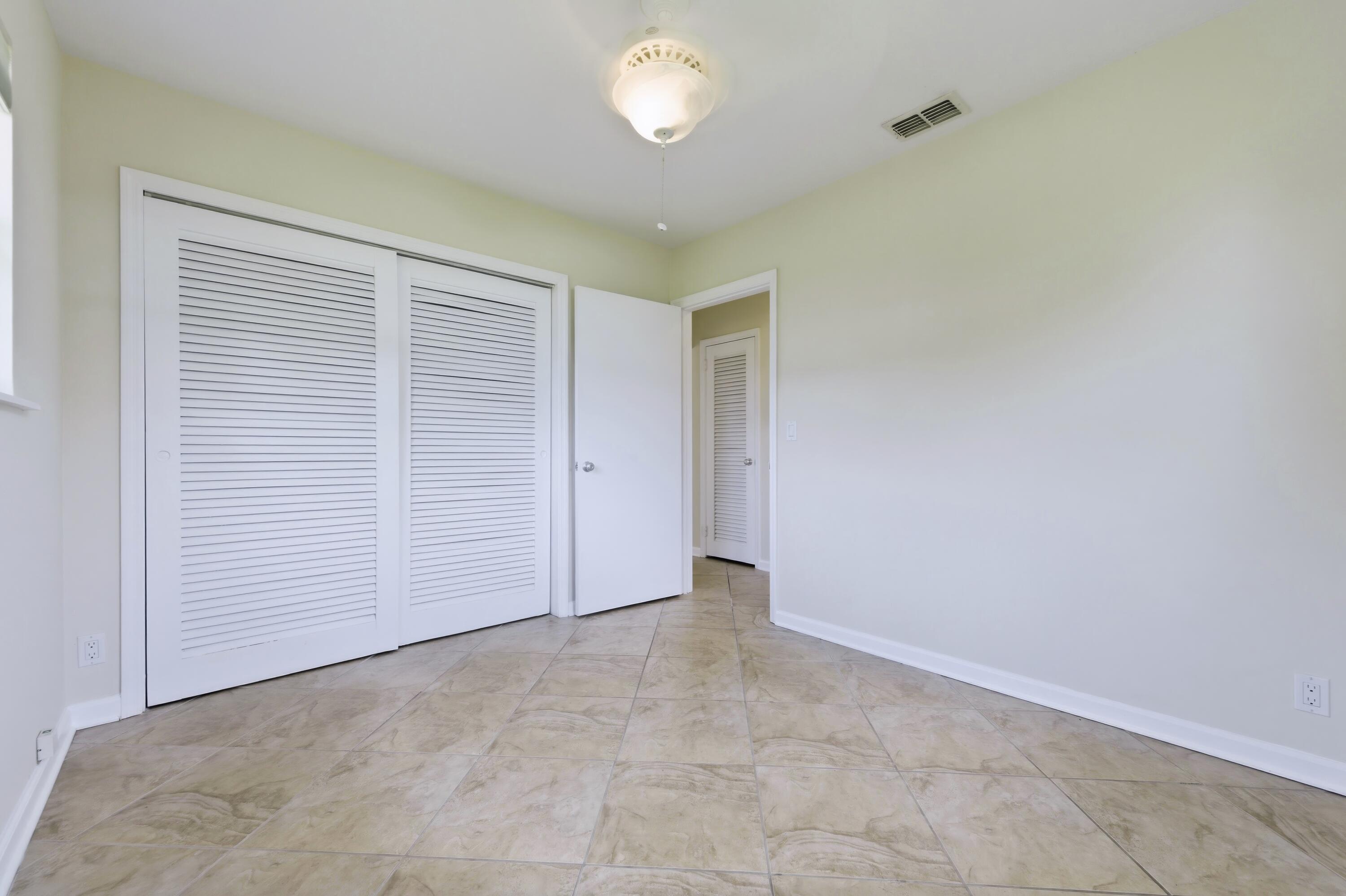 LAKE OSBORNE ESTATES 3 - Residential