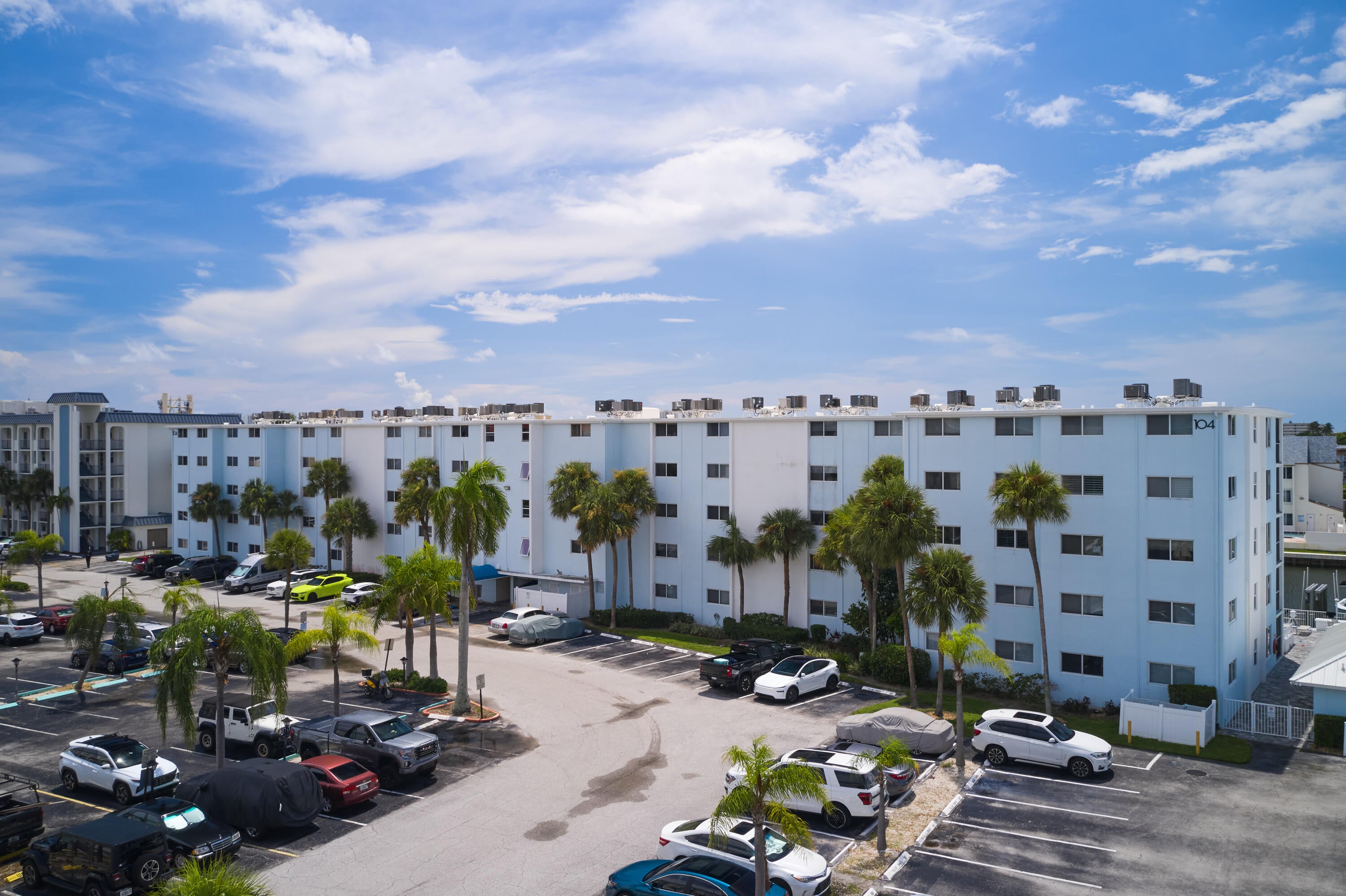 104 Paradise Harbour Boulevard 402