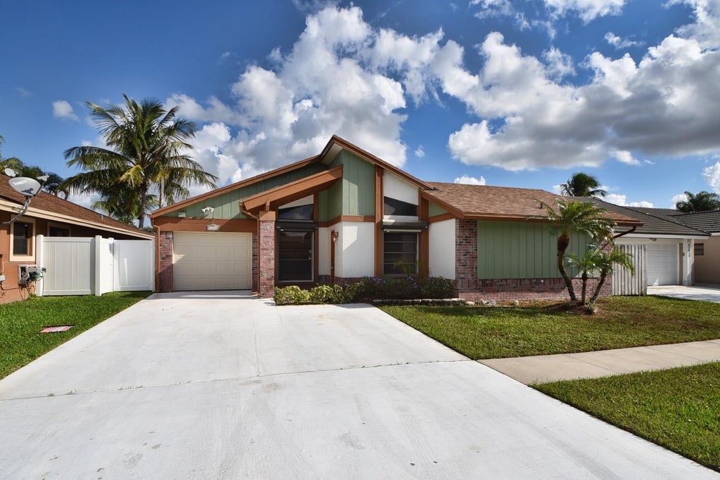 Photo of 21518 SUMMERTRACE Circle, Boca Raton, FL 33428 (MLS # B26060147)
