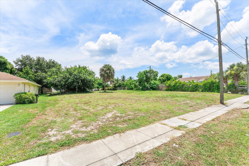 Photo of 229 SW 6th Avenue, Delray Beach, FL 33444 (MLS # B26057431)