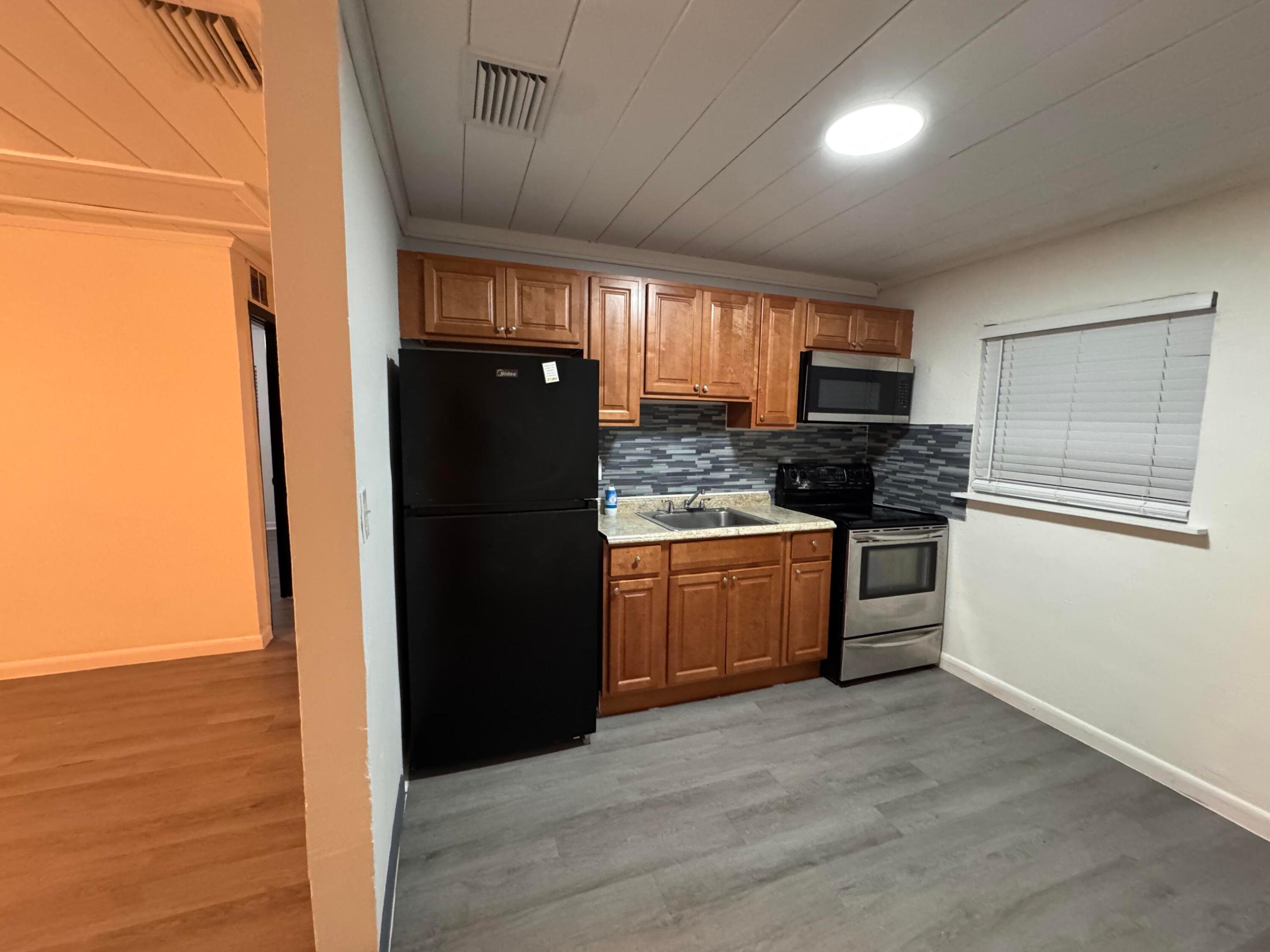 MUSTAINE'S S/D - Residential Lease