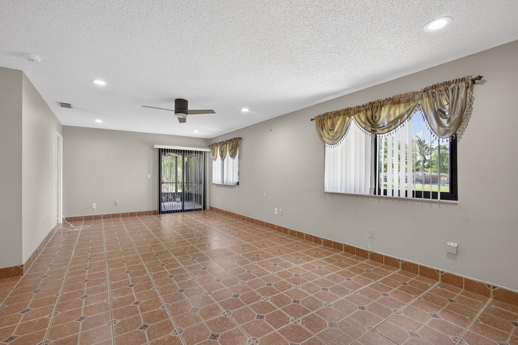 STRATHMORE GATE I UNIT ONE - Residential