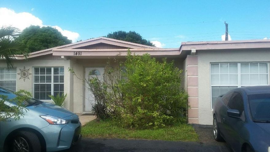 FURNISHED  ROOM  IN THE HEART OF LAUDERDALE LAKES, GOOD FOR ONE (1) PERSON ONLY. UTILITIES INCLUDED:  ELECTRIC, WATER/ SEWER, BASIC CABLE  & GARBAGE REMOVAL .   KITCHEN, BATHROOM & LIVING/DINING  AREA  SHARED W/ 2 MALE  TENANTS. WOOD, TILE, CENTRAL AIR, STOVE/OVEN,  MICROWAVE, REFRIGERATOR, DISHWASHER, BED, SIDE TABLE, DRESSER. CREDIT/ BACKGROUND CHECK REQUIRED & PROOF OF INCOME. SHOWING BY APPT ONLY.