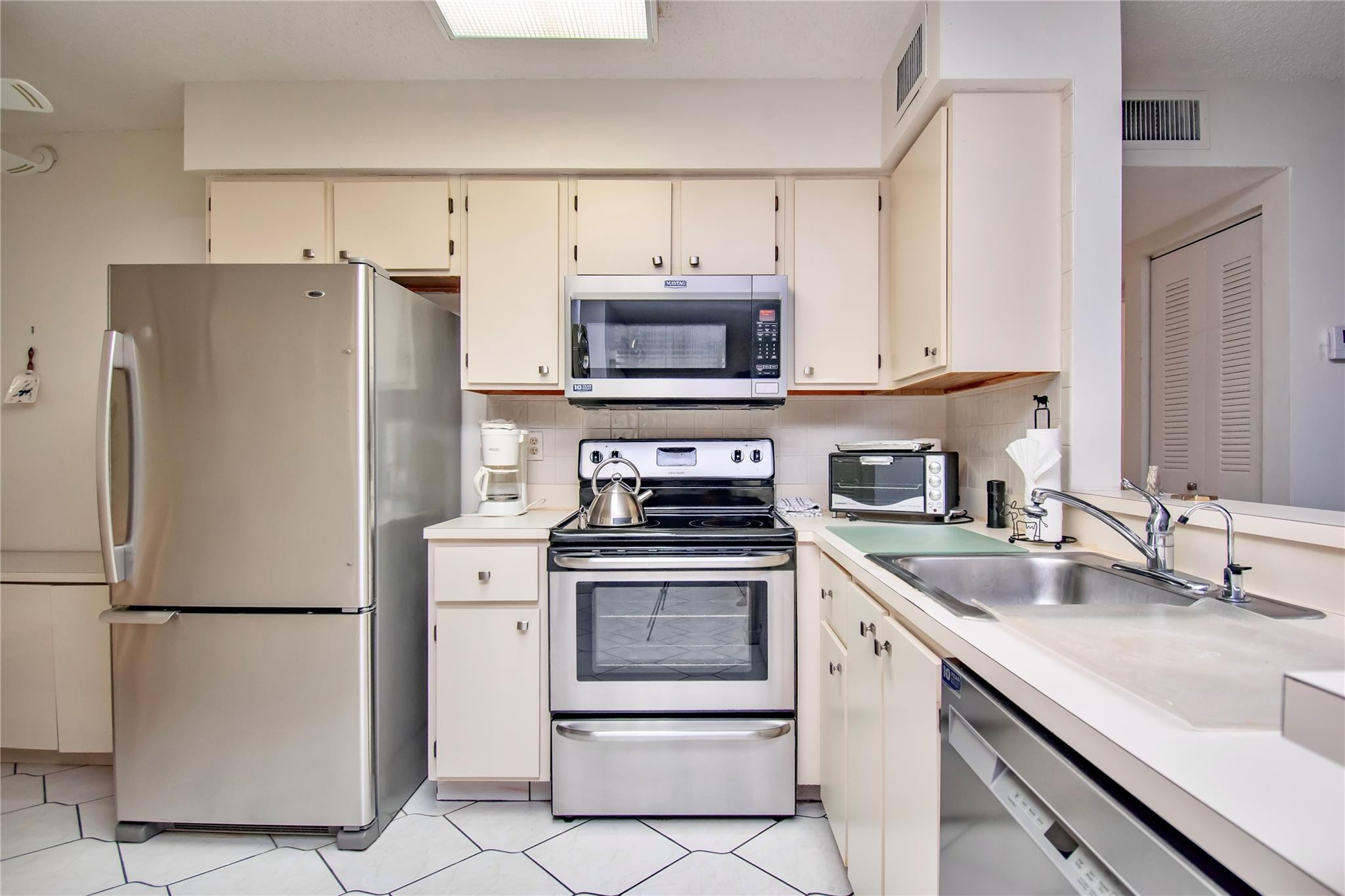 International Club Condo - Residential Lease